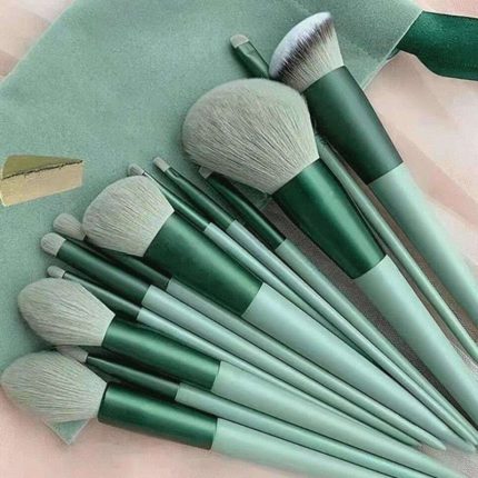 13Pcs Soft Fluffy Makeup Brushes Set with soft synthetic bristles for flawless makeup application, including foundation, eyeshadow, contouring, and blending brushes.